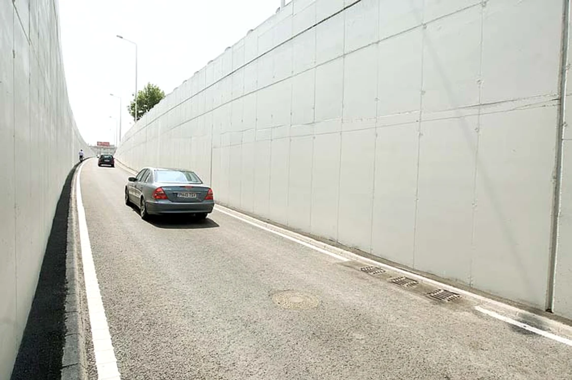 1. Lipsesc plăcuţele  reflectorizante de  pe pereţii laterali 2. Gurile de evacuare a apei au fost construite în rampă, nu în vale