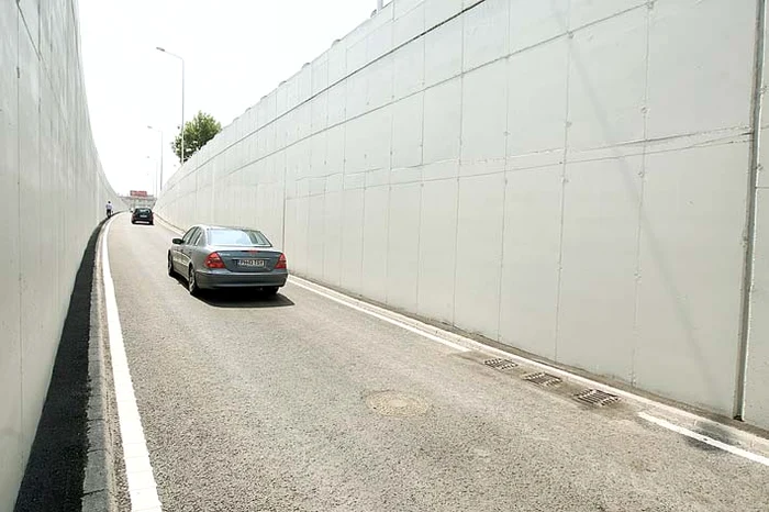 1. Lipsesc plăcuţele  reflectorizante de  pe pereţii laterali 2. Gurile de evacuare a apei au fost construite în rampă, nu în vale