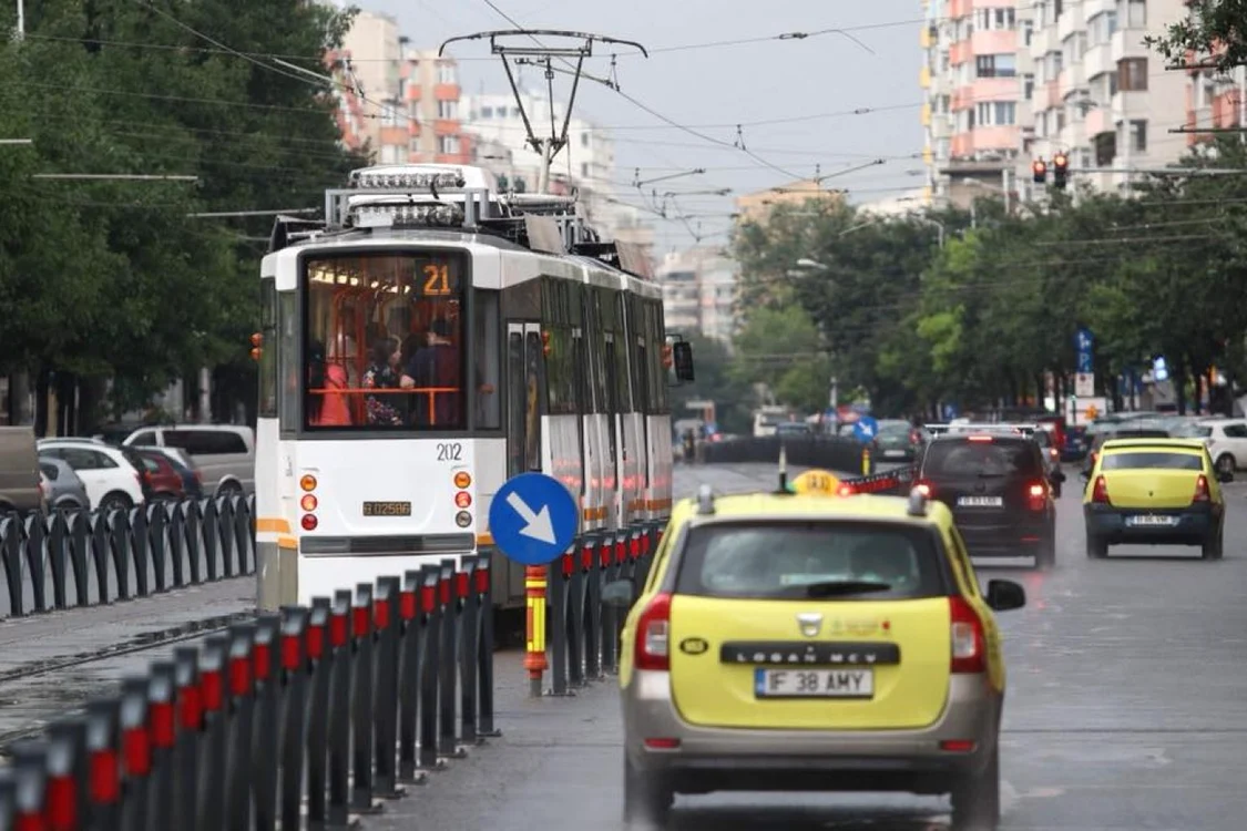 Orban, nemuţumit de culoarul unic pentru tramvaie FOTO Facebook / Gabriela Firea
