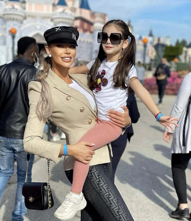 
    Bianca Drăgușanu și fiica ei, Sofia, la Disneylandfoto: Instagram  