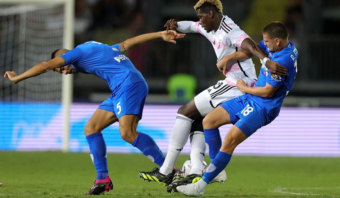 Paul Pogba (mijloc), suspendat provizoriu din fotbal (FOTO: Getty Images)