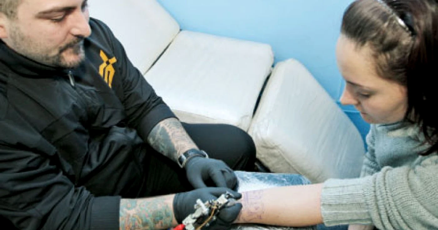 Alexandra (20 de ani) şi-a tatuat la încheietura mâinii stângi trei personaje din „Avatar“ 