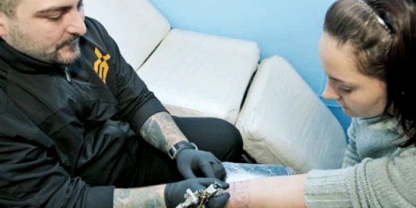 Alexandra (20 de ani) şi-a tatuat la încheietura mâinii stângi trei personaje din „Avatar“ 