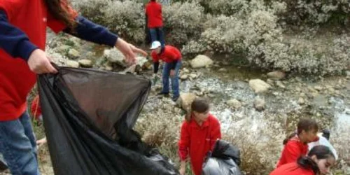 Buzău: Elevii au curăţat staţiunea Sărata Monteoru