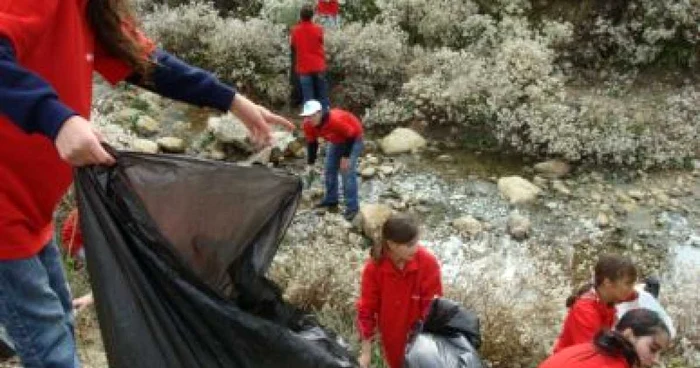 Buzău: Elevii au curăţat staţiunea Sărata Monteoru