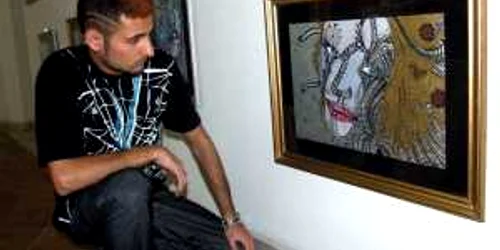 Pictorul Dănăilă Alexandru, "Aldyn", în faţa uneia dintre lucrările sale din expoziţia Interferenţe