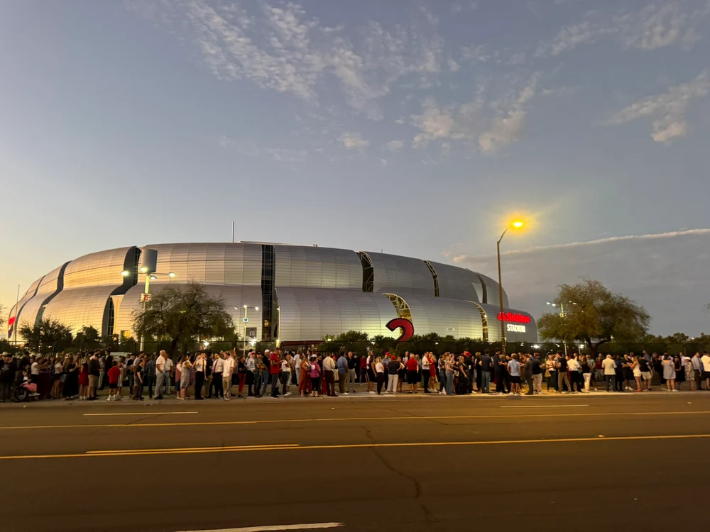 Admiratorii lui Charlie Kirk au înconjurat stadiunul unde au loc funeraliile/FOTO:X