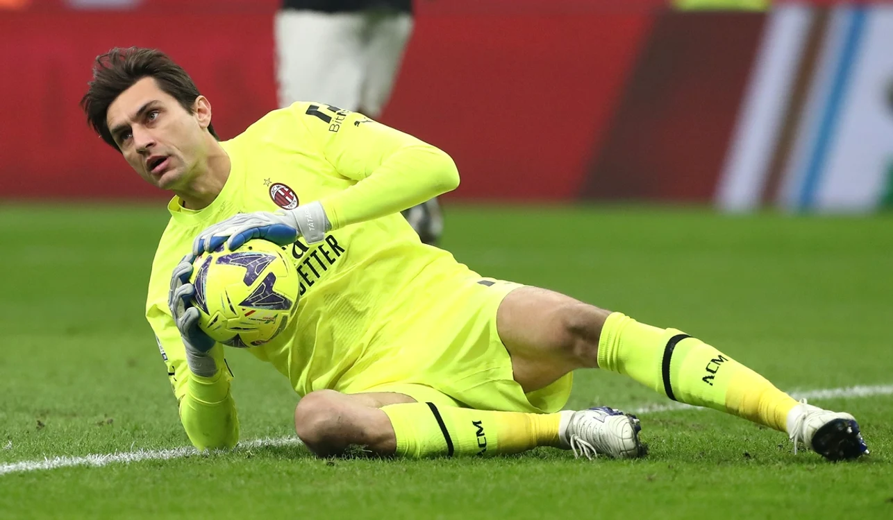 Ciprian Tătărușanu îmbracă tricoul lui AC Milan din 2020 (FOTO: Getty Images)