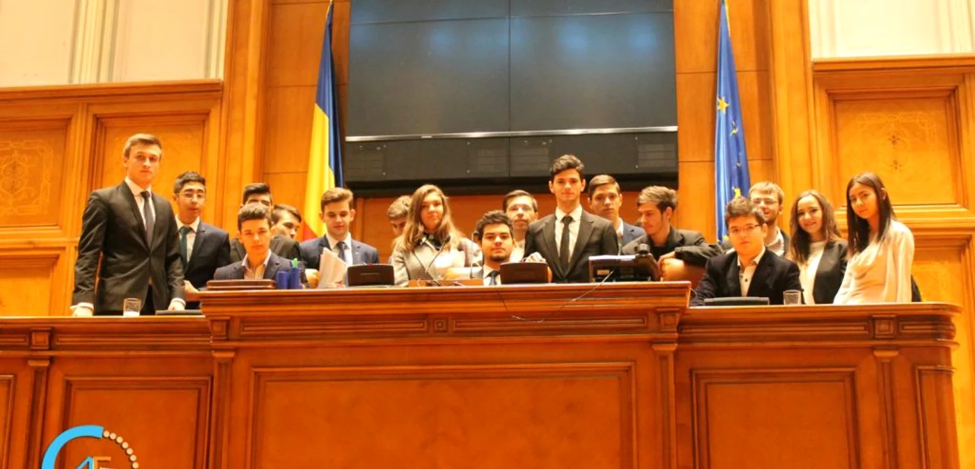 Liceenii din Asociaţia Elevilor din Constanţa, într-o vizită la Parlament Foto Mara Bălaşa