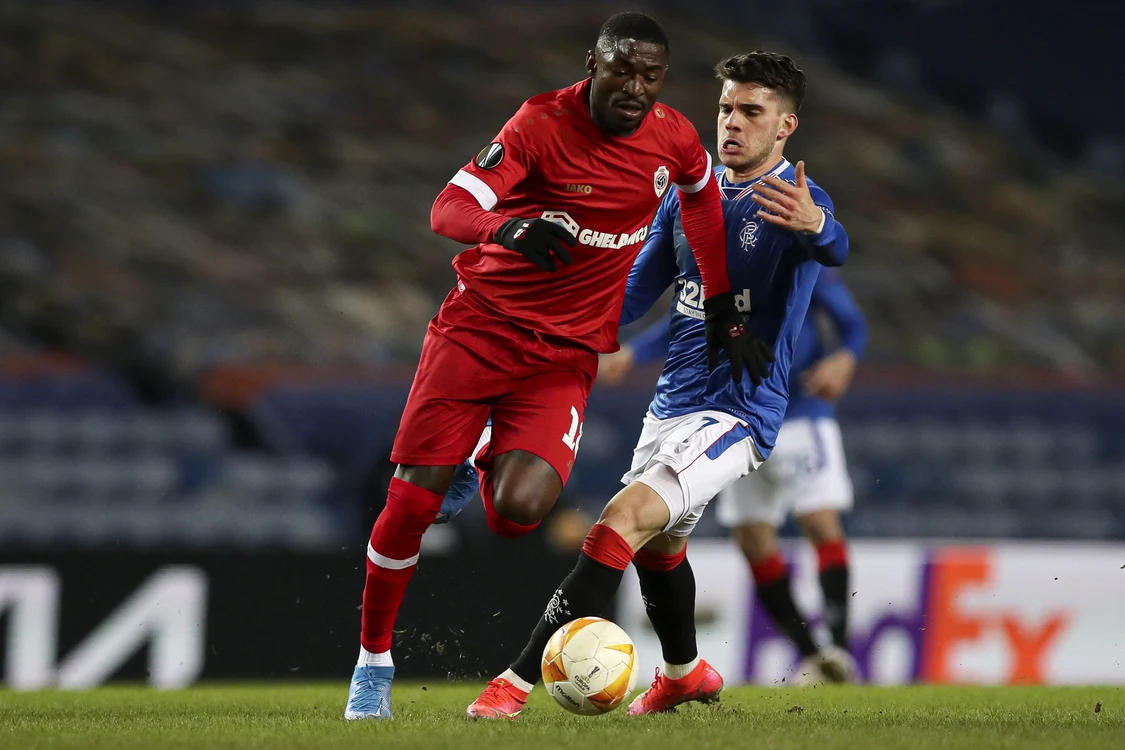 
    Ianis Hagi, în duel cu Martin Hongla (Antwerp)Foto: EPA-EFE  