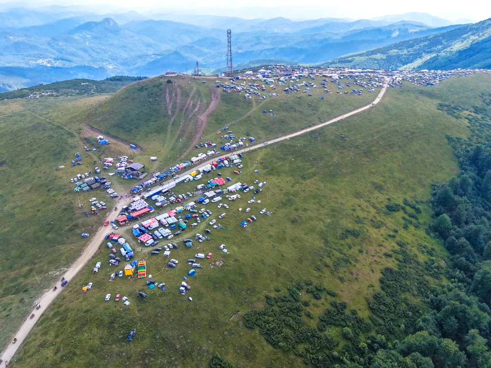 Imagine de la Târgul de Fete de pe muntele Găina FOTO: FB
