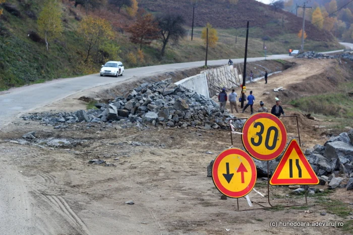 Pelerinii sunt atenţionaţi să circule cu prodenţă în zonele unde au loc lucrări. FOTO: Daniel Guţă.