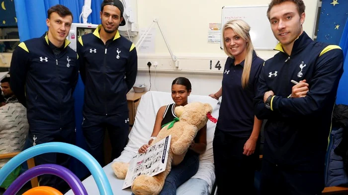 
    Vlad Chiriches si colegii sai au adus bucurie copiilor internatiFOTO: Arhiva Personala  