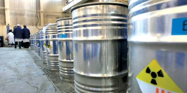 Pastilele de americiu sunt păstrate în carcase speciale de protecţie