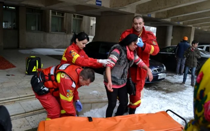 Femeia a ajuns la spital plină de sângefoto: Florin Dura