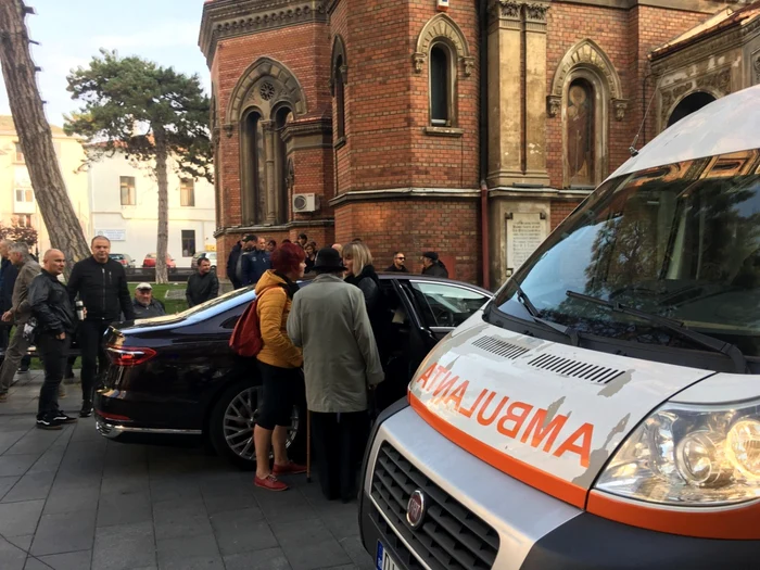 Ambulanţa a fost chemată la biserica unde este privegheat Ilie Balaci FOTO Ana Popescu