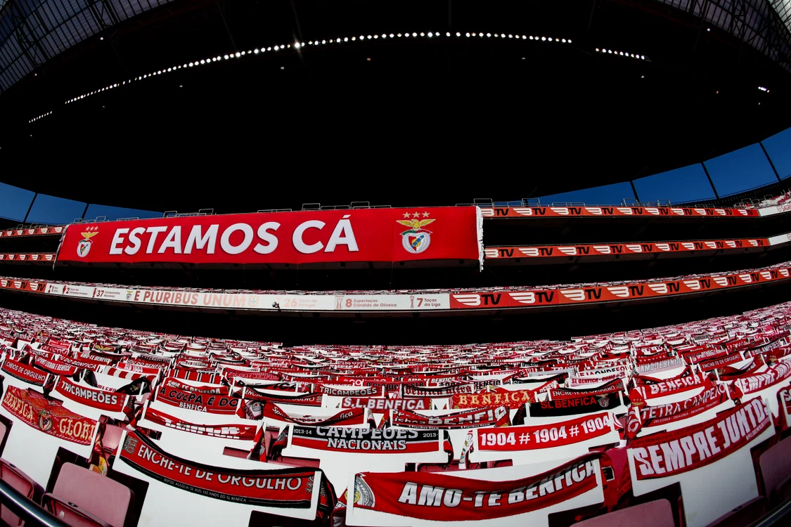 
    În tribunele stadionului lui Benfica au fost așezate, pe scaune, eșarfele trimise de fanii echipeiFoto: EPA-EFE  
