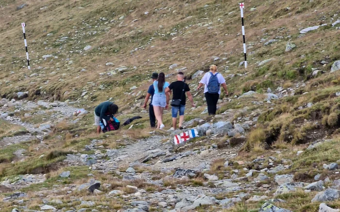 Turiști în șlapi pe traseu montan FOTO Sergiu Olteanu