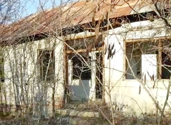 Casele părăsite vor „prinde viață”, din nou, ca locuințe sociale, în Drăgușeni. Foto generic