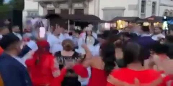 Centrul Focşaniului, ocupat de nuntaşi romi 
