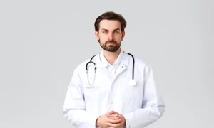 medic in halat alb jpg
