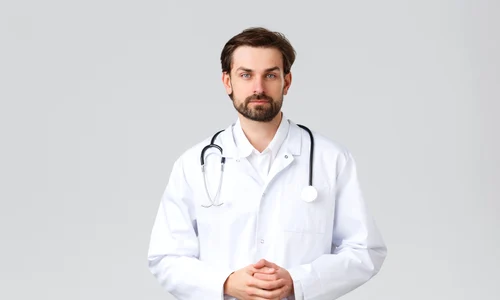 medic in halat alb jpg