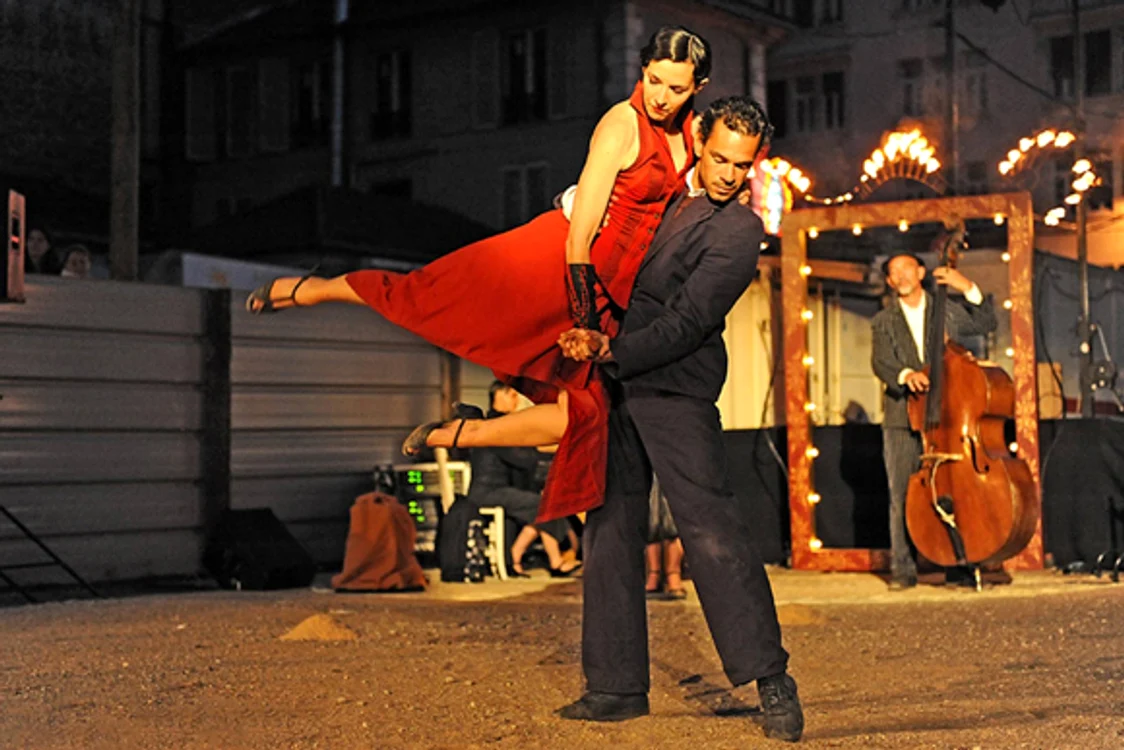 În cadrul festivalului sunt programate spectacole de teatru și dans, dar și alte repreyentaţii stradale