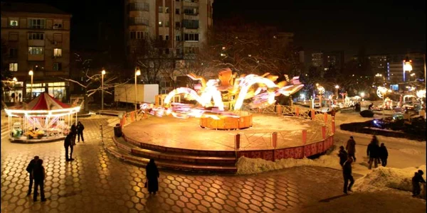 Micuţii din Bănie au la dispoziţie începând de aseara, în orăşel, doar câteva tiribombe şi tarabe cu dulciuri.