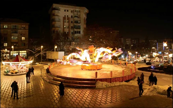 Micuţii din Bănie au la dispoziţie începând de aseara, în orăşel, doar câteva tiribombe şi tarabe cu dulciuri.