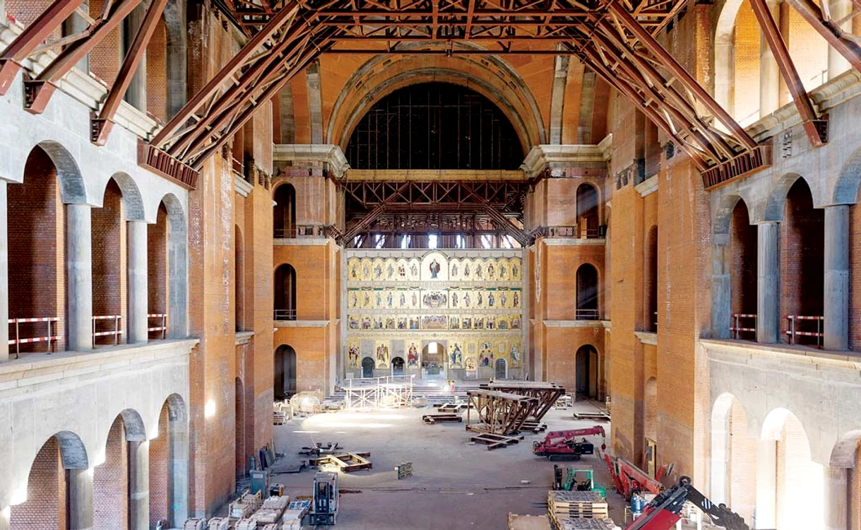 
    Uşile altarului necesită multă migalăFoto: adevarul.ro/ basilica.ro  