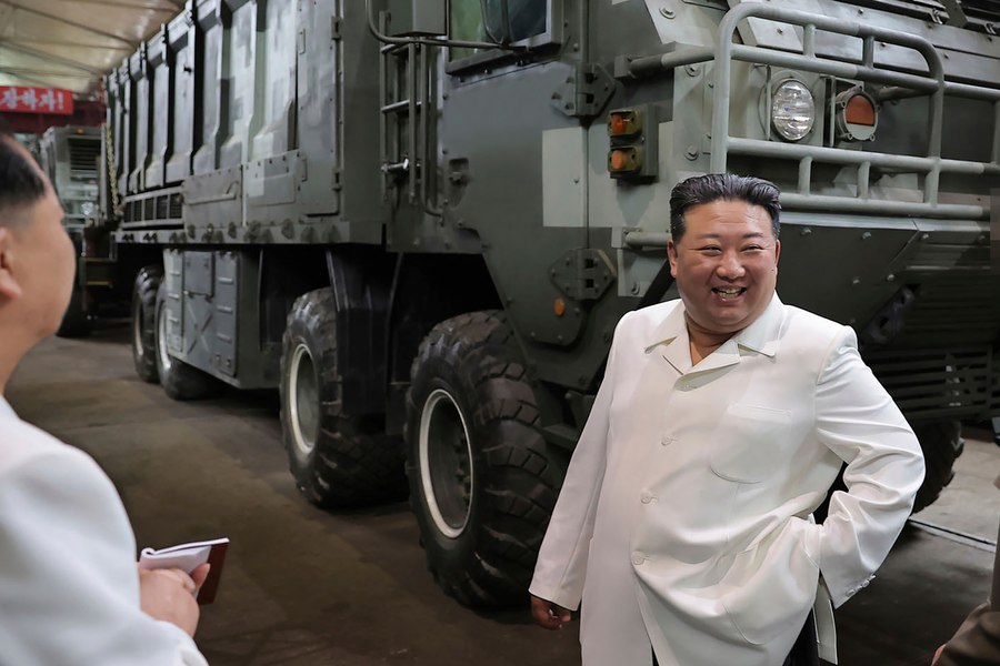 Kim Jong-Un cere intensificarea producției de rachete: Armata trebuie să aibă „o putere militară copleşitoare"