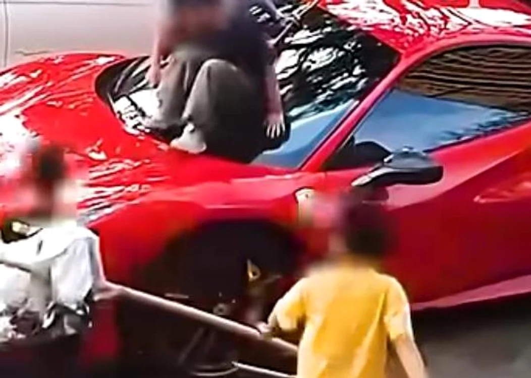 Ferrari vandalizat de copii