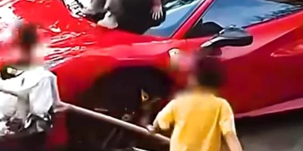 ferari vandalizat jpg