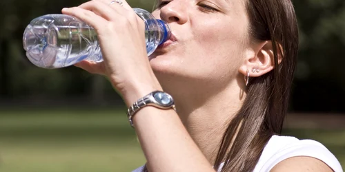 Mesajul publicitar în care suntem sfătuiţi să bem cel puţin doi litri de apă pe zi va fi interzis