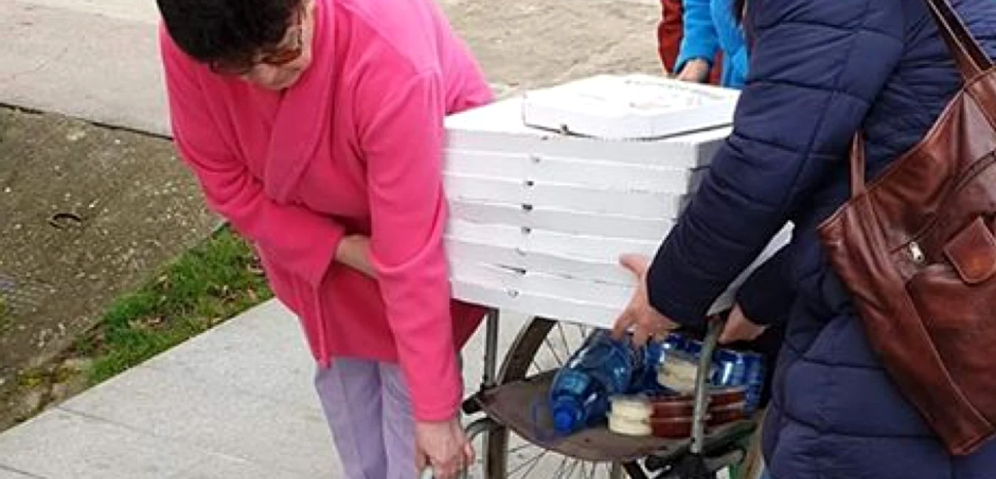 Angajate ale spitalului din Deva transportă pizza în cărucior FOTO: Emanuel Ungureanu Facebook
