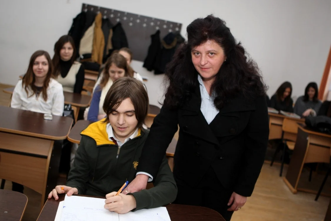 Elevul Radu Mihai Popescu alături de profesoara sa de la Colegiul Naţional „Mircea cel Bătrân“