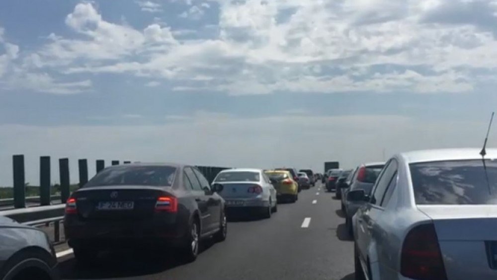 Se circulă bară la bară pe Valea Prahovei și pe Autostrada Soarelui. Trafic intens spre Capitală