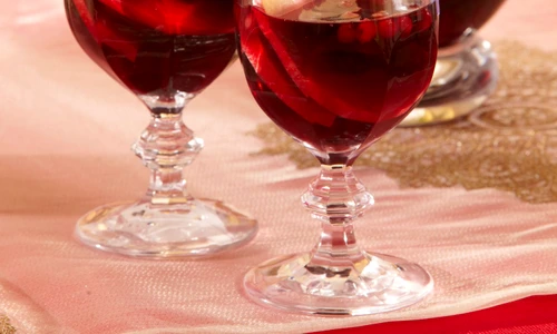 Mulled wine with apples and cranberries jpeg