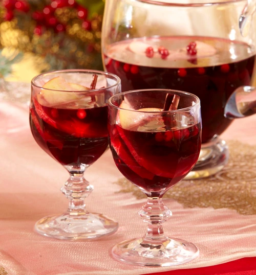 Mulled wine with apples and cranberries jpeg