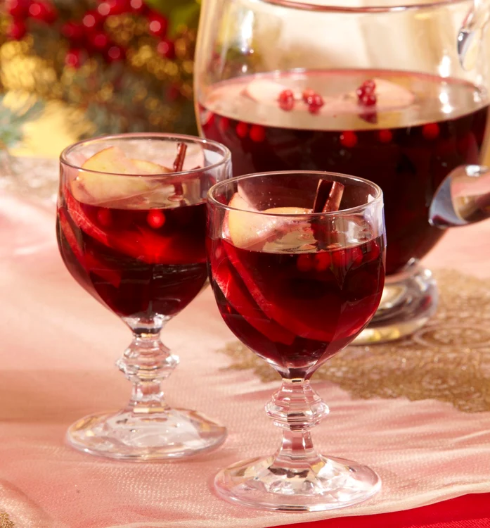 Mulled wine with apples and cranberries jpeg
