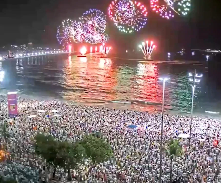 Cea mai mare petrecere de Anul Nou din lume are loc la Copacabana. Foto: X
