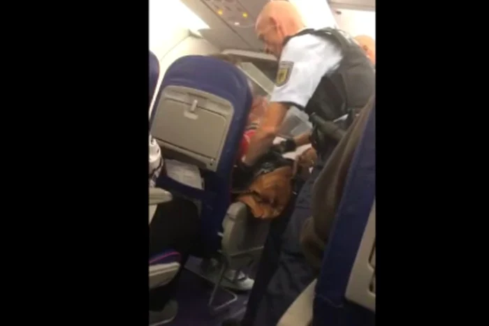 
    Martorii susțin că ar fi vorba de doi pasageri români, aflați sub influența drogurilorFoto: stirileprotv.ro  