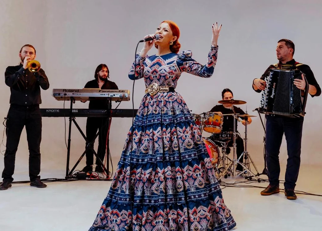 
    Elena Gheorghe a lansat o nouă piesă cu elemente folclorice armâneștiFoto: Arhivă personală  