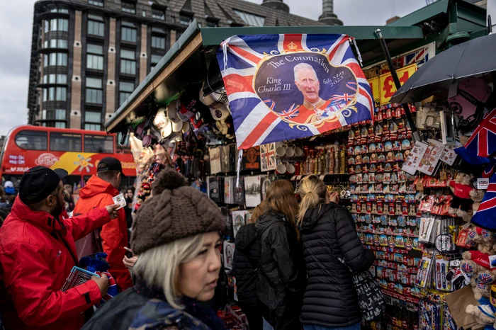 La buticuri se vând suveniruri cu monarhul britanic (Foto: GETTYIMAGES)