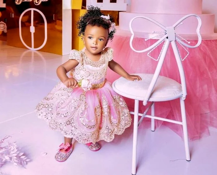 Asia Brown, îmbrăcată într-o rochiță roz