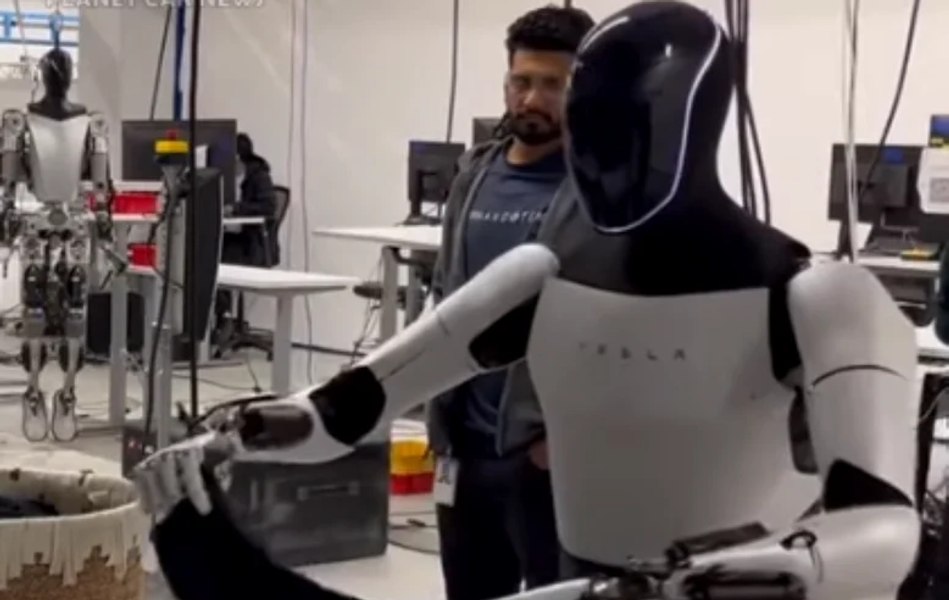 Elon Musk susține că roboţii umanoizi Optimus ai Tesla sunt afectaţi de restricţiile Chinei privind exportul de minerale rare