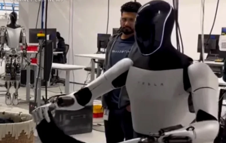 Robotul umanoid al Tesla, Optimus FOTO: captură video