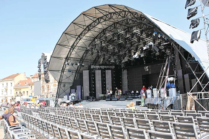 Scena va fi amenajată în Piaţa Sfatului
