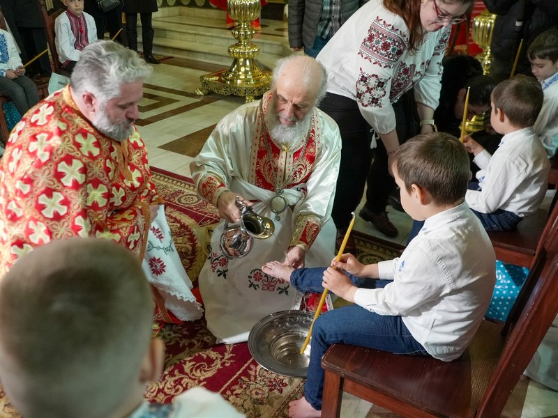 Gest de iubire și smerenie în Joia Mare: Arhiepiscopul Dunării de Jos a spălat și a sărutat picioarele copiilor sărmani 