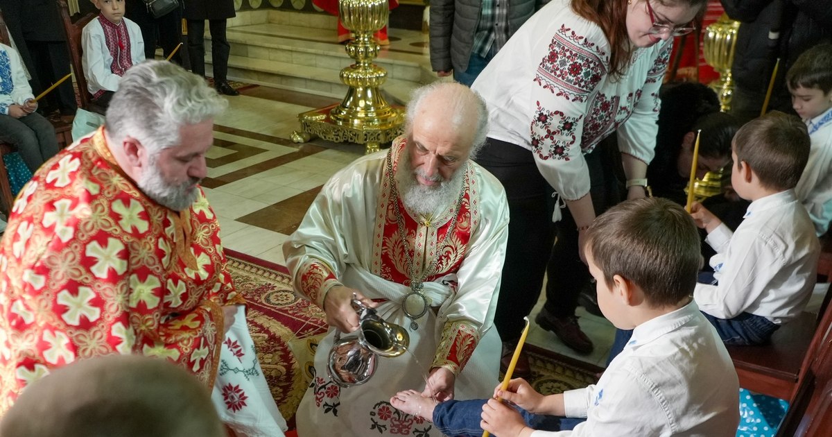 Gest de iubire și smerenie în Joia Mare: Arhiepiscopul Dunării de Jos a spălat și sărutat picioarele copiilor sărmani